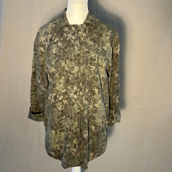 Women’s Treasure and Bond oversized camo button up - Picture 1 of 7
